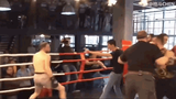 Video: HLV nhảy lên võ đài hỗn chiến sau pha “chơi bẩn” của võ sĩ