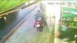 Video: Truy đuổi trộm xe, người đàn ông ngã sấp mặt trên đường