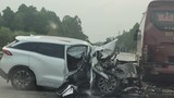 Xe con nát đầu sau cú tông xe khách trên cao tốc