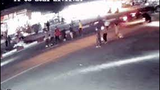 Video: Lạnh gáy” cảnh xe máy đâm hàng loạt công nhân đi bộ qua đường