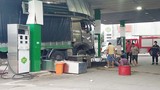 Video: Kinh hoàng xe tải lao thẳng vào cây xăng tông đổ 2 trụ bơm