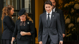 Video: Thủ tướng Canada gây tranh cãi vì hát trước lễ tang Nữ hoàng Anh