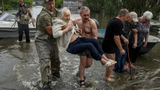 Vỡ đập ở Ukraine: UAV thả đồ cứu trợ cho dân mắc kẹt
