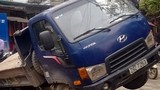 Xe tải bị “hố tử thần” nuốt chửng, người dân hoảng loạn