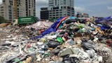 Hàng trăm tấn rác chất thành “núi” giữa thủ đô Hà Nội