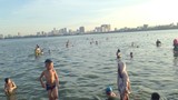 Hàng trăm người dân biến Hồ Tây, sông Hồng thành bãi tắm mùa hè