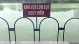 Bờ kè Hồ Gươm sụt lún khiến Hà Nội phải dùng cách này để cảnh báo