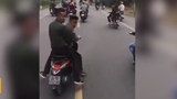 Nhóm thanh niên đầu trần đi xe máy chặn ôtô chở tân binh nhập ngũ