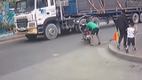 Video: Xe máy lao thẳng vào gầm xe tải, tài xế suýt mất mạng