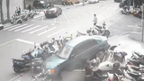 Video: Ô tô “đại náo” đường phố, đâm trúng hơn 20 xe máy chỉ vì sai lầm này
