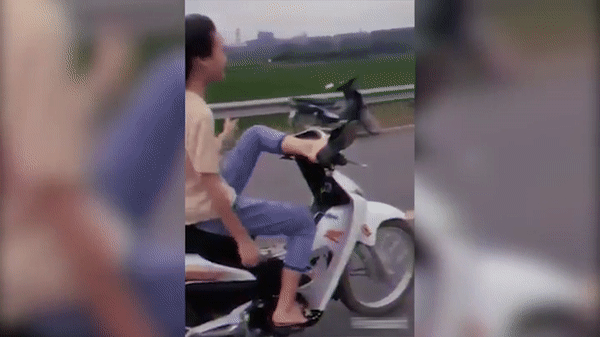 Video: Thót tim cảnh nữ sinh lái xe bằng chân phóng như bay trên đường