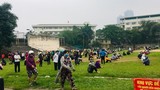 Người dân ngồi ngay ngắn, kín SVĐ chờ đến lượt vào cây “ATM gạo” ở Hà Nội