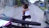 Video: Người đàn ông xăm trổ chở vợ chặn đầu thách thức tài xế