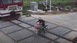 Video: Người phụ nữ đi xe điện gặp kết thảm khi cố tình vượt đường tàu