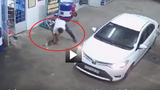 Video: Đi ô tô vào đổ xăng, người đàn ông “tiện tay” mang chó về
