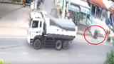 Video: Xe ben văng lốp giữa đường quật ngã người đi xe đạp
