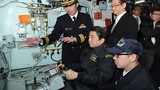 Ấn tượng hình ảnh Thủ tướng Nhật Bản lái tàu ngầm tối tân