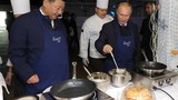 Tổng thống Putin mang tạp dề làm bánh kếp mời Ông Tập Cận Bình