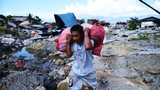 Người dân đảo Sulawesi phải bới "rác" ăn sau thảm họa kép