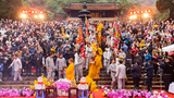 Hàng chục nghìn du khách đội mưa rét trẩy hội chùa Hương ngày đầu năm