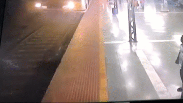 Video: Đi vệ sinh trên đường ray, cô gái bị tàu tông trúng