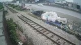 Video: Cố băng qua đường ray, người đàn ông bị tàu hỏa tông tử vong