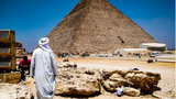 Khám phá kim tự tháp Ai Cập, du khách phán câu nghe giật mình 