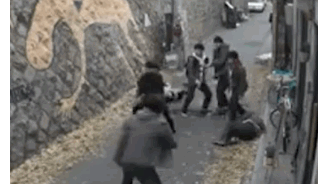 Video: Bị trêu ghẹo, cô gái tung đòn hạ gục 6 tên côn đồ