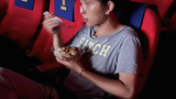 Sự thật về việc ăn cơm nhà trong rạp phim khiến giới trẻ xôn xao