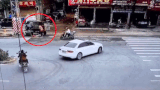 Video: Hai ôtô va chạm, người phụ nữ thoát chết trong gang tấc