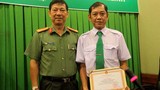 CA khen thưởng tài xế lái taxi tông tên cướp ở Sài Gòn