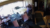 Bị ô tô đâm tung người khi ngồi ăn trong nhà hàng