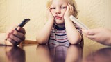Bố mẹ mê điện thoại: Ảnh hưởng khôn lường tới con cái