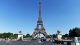 Nằm lăn dưới tháp Eiffel, đùa với chim ở nhà thờ Đức Bà Paris