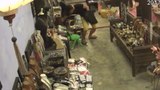 Người đàn ông trộm điện thoại cực nhanh trong shop lưu niệm
