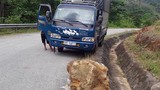 Tài xế dùng xe kéo khối đá "khủng" nằm giữa quốc lộ ở Nghệ An