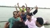 Kết đau lòng cho nhóm thanh niên mê mải selfie giữa hồ