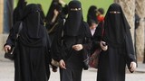Cô gái bị bắt vì thản nhiên mặc váy ngắn đi bộ ở Saudi Arabia