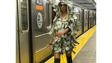 Người mẫu Playboy gây choáng khi diện váy đô la, catwalk trên sân ga