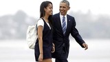 Ông Obama tiễn con gái cưng, khóc trước mặt mật vụ
