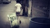 Không đi theo mẹ, cô bé 12 tuổi nhặt rác nuôi cha tàn phế suốt 5 năm