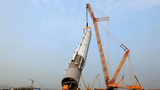 Video: Chiêm ngưỡng sức mạnh “khủng” của siêu cần cẩu khổng lồ