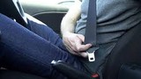 Ngồi ghế sau ô tô không thắt dây an toàn sẽ bị phạt tiền