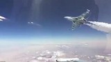 Video: Đang lái Su-30, hoảng hồn thấy Su-35 bay sát nách