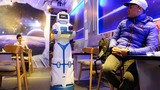 Video: Tiếp viên robot tự mang cà phê tới tận bàn mời khách ở Hà Nội