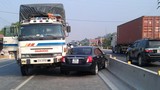 Video: Xe tải chạy ngược chiều bị anh Tây “dạy cho một bài học“