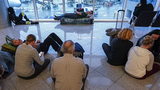 Sân bay bận rộn nhất thế giới “đóng băng” trong 8h