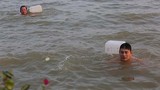 Video: Người Hà Nội tắm sông giữa trời rét 10 độ C từ mờ sáng