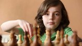 Thần đồng cờ vua 12 tuổi khiến nhà vô địch vĩ đại nước Nga phải lao đao