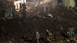 Video: Lực lượng công binh lần từng mảnh đạn trong hố bom ở Bắc Ninh